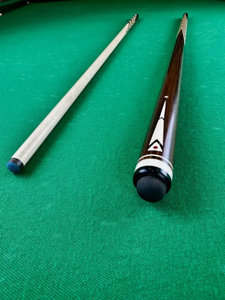 Bilyardnyj-kij-10-zapilov-palisandr-luczkij-inkrustacziya-treugolnik-3-scaled