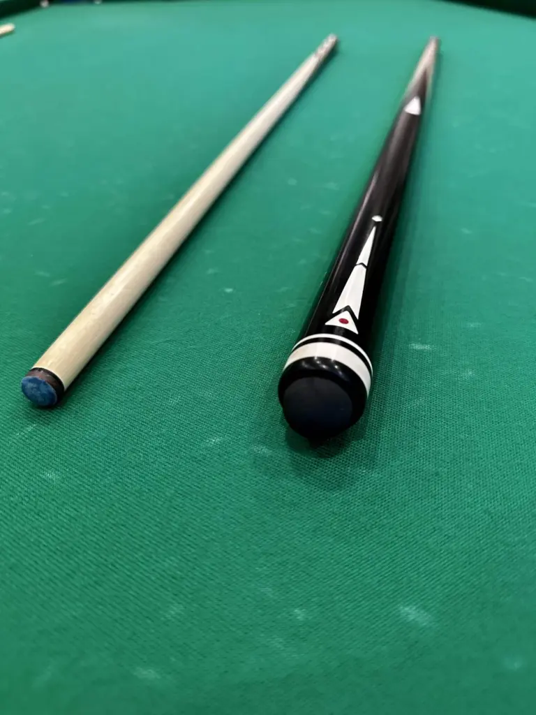 bilyardnyj-kij-8-dlinnyh-tonkih-zapilov-chernyj-grab-inkrustacziya-3-scaled