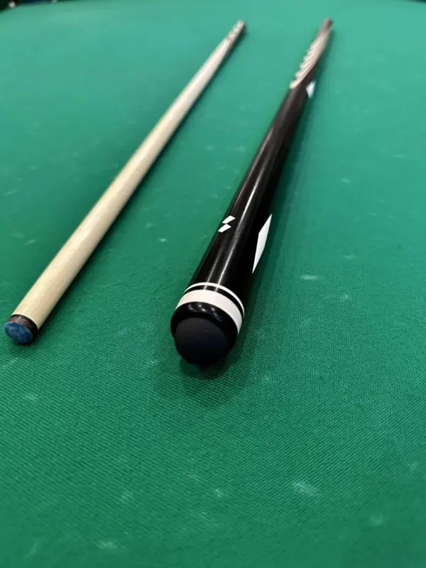 bilyardnyj-kij-8-dlinnyh-tonkih-zapilov-chernyj-grab-inkrustacziya-4-scaled