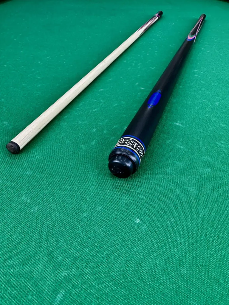 Bilyardnyj-kij-czvetok-popugaj-chernyj-zelenyj-malinovyj-sinij-grab-4-luchevoj-napryazhennyj-as-1-scaled