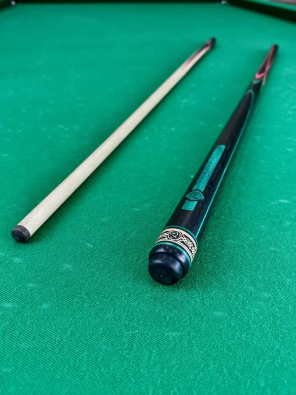 Bilyardnyj-kij-czvetokpopugaj-chernyj-grab-malinovyj-zelenyj-venge-4-luchevoj-napryazhennyj-as-1-scaled