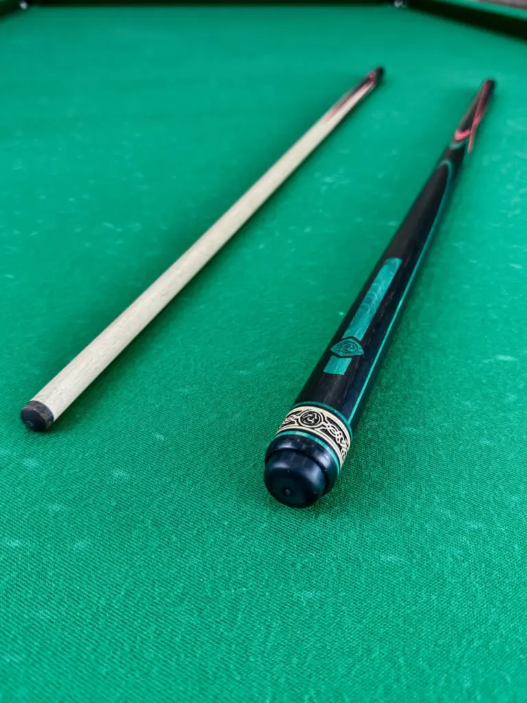 Bilyardnyj-kij-czvetokpopugaj-chernyj-grab-malinovyj-zelenyj-venge-4-luchevoj-napryazhennyj-as-1-scaled