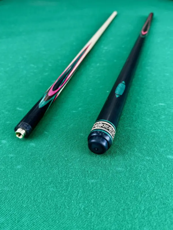 Bilyardnyj-kij-czvetokpopugaj-chernyj-grab-malinovyj-zelenyj-venge-4-luchevoj-napryazhennyj-as-2-scaled
