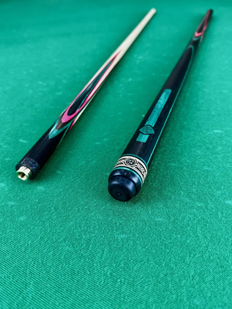 Bilyardnyj-kij-czvetokpopugaj-chernyj-grab-malinovyj-zelenyj-venge-4-luchevoj-napryazhennyj-as-3-scaled