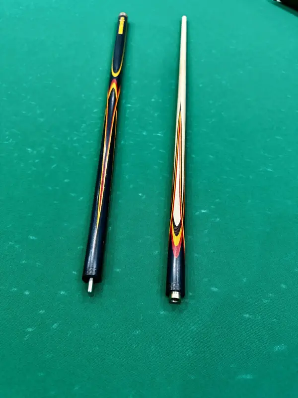 Bilyardnyj-kij-czvetokpopugaj-chernyj-zheltyj-krasnyj-grab-venge-4-luchevoj-napryazhennyj-as-1-scaled