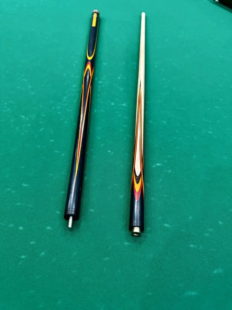 Bilyardnyj-kij-czvetokpopugaj-chernyj-zheltyj-krasnyj-grab-venge-4-luchevoj-napryazhennyj-as-1-scaled