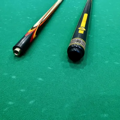 Більярдний кий Квітка (папуга) чорний + жовтий + червоний граб + венге 4-променевий натяг AS изображение