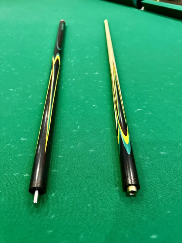 Білярдний-кий-чветокпопугайг-черний-жельтий-зелений-граб-венге-4-лучевий-напряженний-ас-1-масштабований