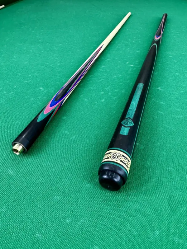 Bilyardnyj-kij-czvetokpopugaj-eben-malinovyj-sinij-zelenyj-4-luchevoj-napryazhennyj-as-1-scaled