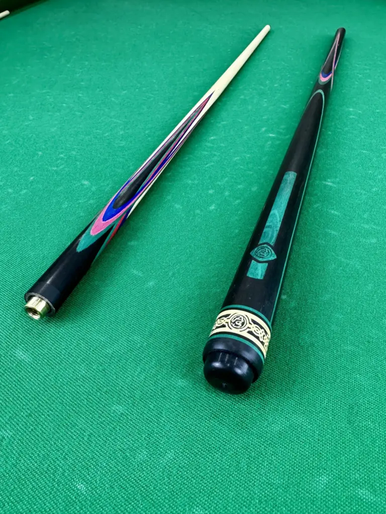 Bilyardnyj-kij-czvetokpopugaj-eben-malinovyj-sinij-zelenyj-4-luchevoj-napryazhennyj-as-1-scaled