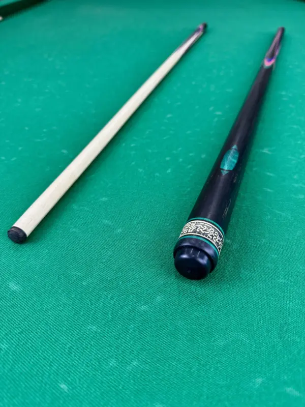 Bilyardnyj-kij-czvetokpopugaj-eben-malinovyj-sinij-zelenyj-4-luchevoj-napryazhennyj-as-3-scaled