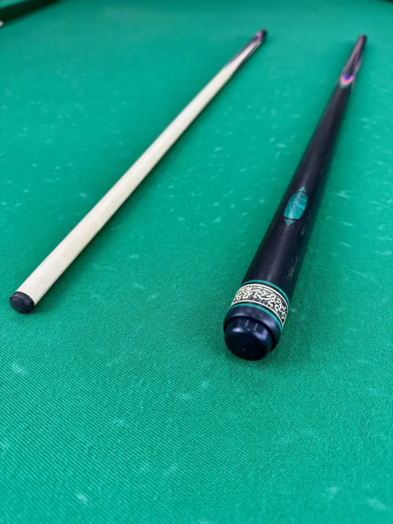 Bilyardnyj-kij-czvetokpopugaj-eben-malinovyj-sinij-zelenyj-4-luchevoj-napryazhennyj-as-3-scaled