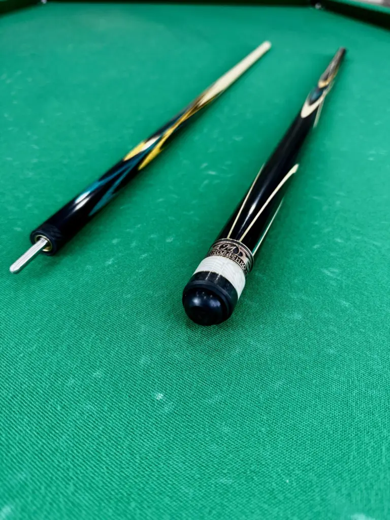 Більярдний кий Ніколаенко Тюльпан Чорний граб-Амарілло-Зелений граб Смарагдовий кий довгий кий 1 кусок (4)|Більярдний кий Ніколаенко тюльпан Чорний граб — Амарілло-Зелений граб Смарагдовий довгий кий 1 кусок (1)|Більярдний кий Ніколаенко тюльпан Чорний граб — Амарілло-Зелений граб Смарагдовий довгий уош 1 кусок (2)|Більярдний кий Ніколаенко Тюльпан Чорний граб — Амарілло-зелений граб Смарагдовий довгий уош 1 штука (3)