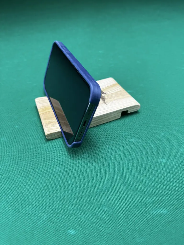 derevyannaya-podstavka-dlya-mobilnogo-telefona-6-scaled