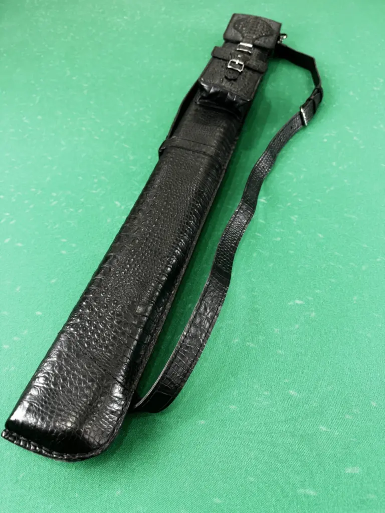 kolchan-dlya-bilyardnogo-kiya-klassik-chernyj-kozhanyj-krokodil-1-scaled