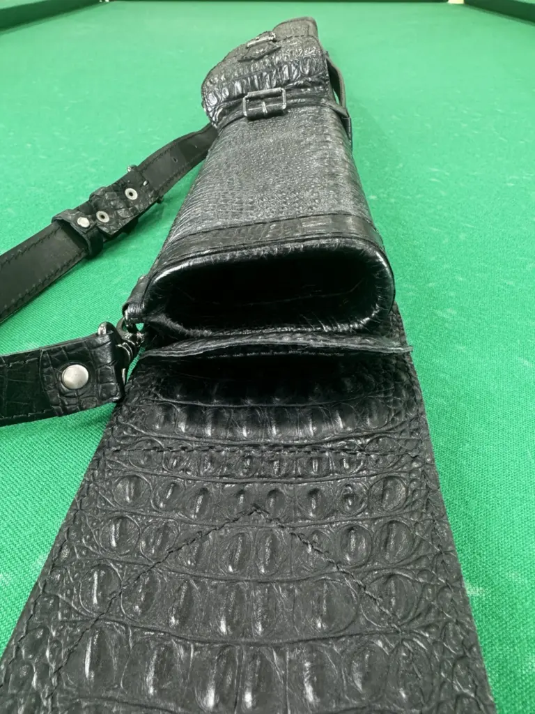 kolchan-dlya-bilyardnogo-kiya-klassik-chernyj-kozhanyj-krokodil-4-scaled